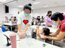 志工陪伴愛奇兒參與活動